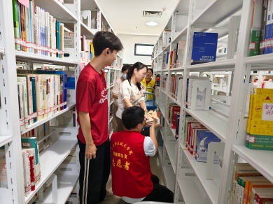 图书馆顺利完成书库调整工作