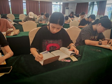 图书馆举办阅读盲盒活动