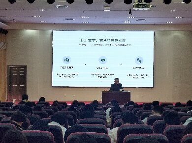 作家胡磊来我校作“素人写作”专题讲座