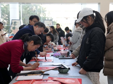 图书馆举办写春联送祝福活动